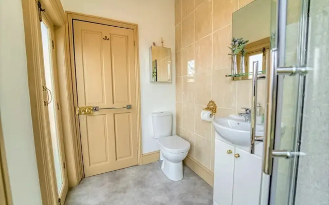Host Stay Upper Tything Apartment