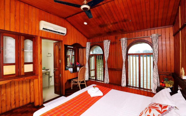 Soma Houseboat
