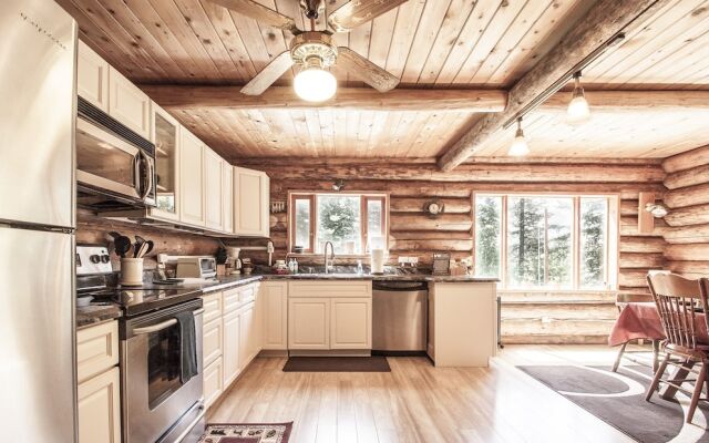 Whispering Winds Apartment 3 NW Comfy Cabins