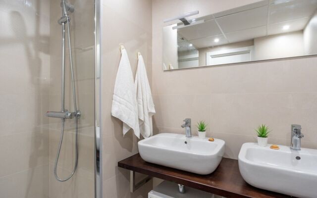 Central and Beachfront Apartment with Balcony Ref 131