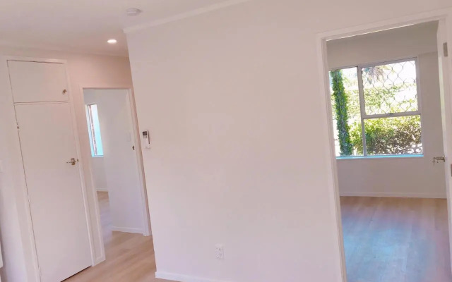 Bright Eden Park two bed townhouse private parking