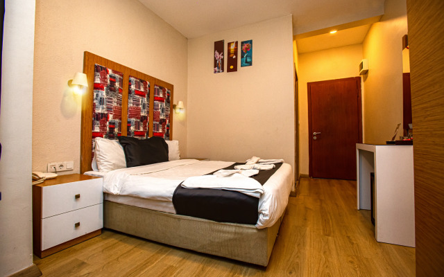 La Pazza Suites Hotel