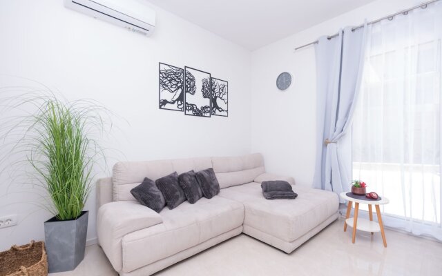 Inviting 2-bed Apartment in Podstrana
