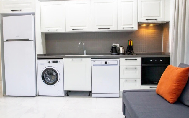 Chic Flat w Garden 1 min to Milas Coast