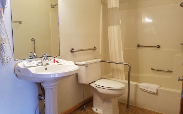 Travelodge by Wyndham Lake George NY