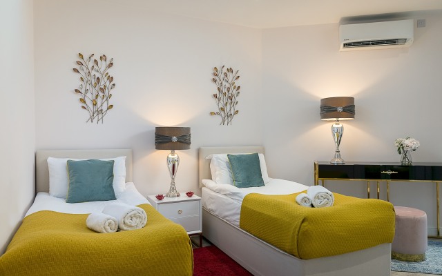 Designer 2-bed 2-bath Apartment With a Garden
