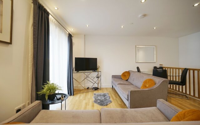 Modern 2 Bed Apartment With Juliet Balcony - DHB Stays