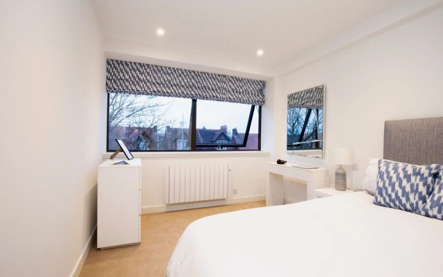 Modern Oxford Apartment + King Size Bed!