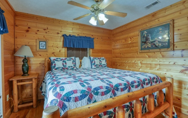 An Amazing View - 4 Bedrooms, 3.5 Baths, Sleeps 10 Cabin by RedAwning