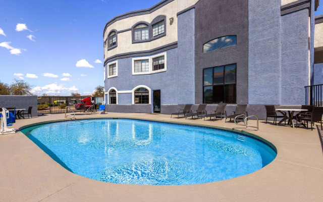 Days Inn & Suites By Wyndham Tucson/Marana