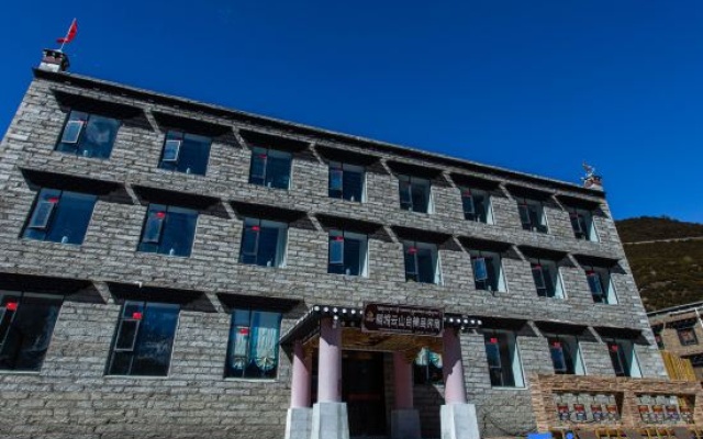 Adventure Yunsantai | Cloud Encounter Oxygen Snow Mountain View Luxury Lodging (Daocheng Yading) – Exterior – Daocheng