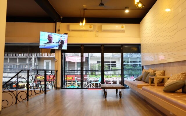 Bed Box Khaosarn Hostel