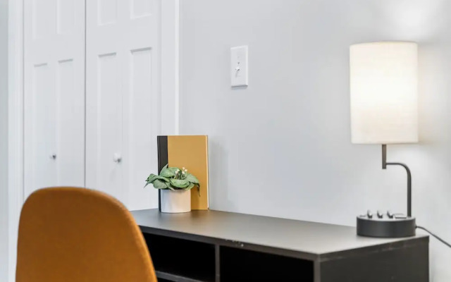 Stylish 1BR in Lakeview - Brompton 1 rep