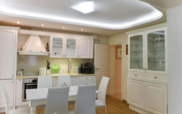 Аристократичен апартамент в сърцето на Ямбол