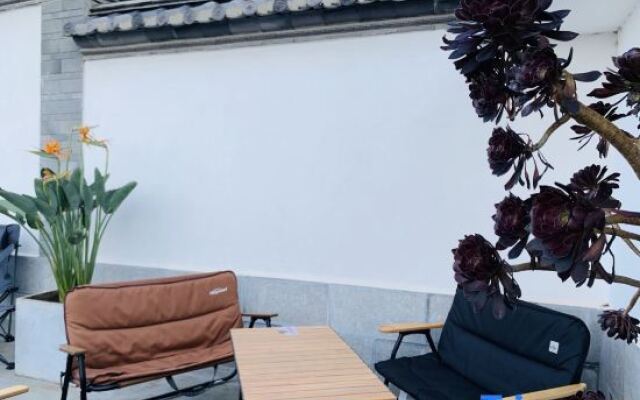 Yilongge Homestay (Dali Erhai Caicun Longkan Wharf Branch)