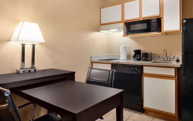 Hawthorn Extended Stay by Wyndham Milwaukee Airport