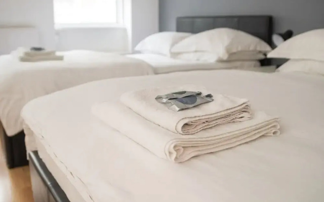 Spacious Studio Apartment Soho Square