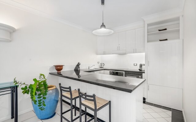 Poolside Apt in Alamanda Beachfront 77