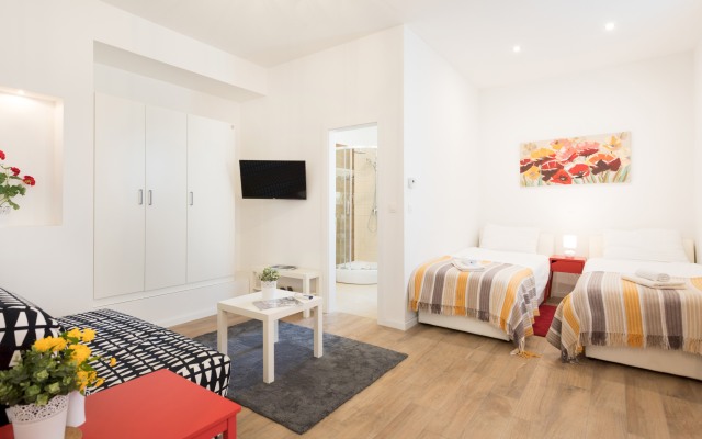 Cute Studio With Beautiful Balcony in the Center!