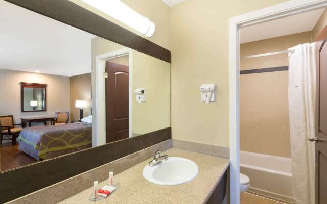 Super 8 by Wyndham Martinez