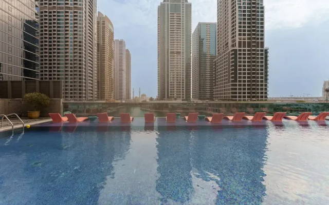 Modern Living w Premium Amenities Close to Marina