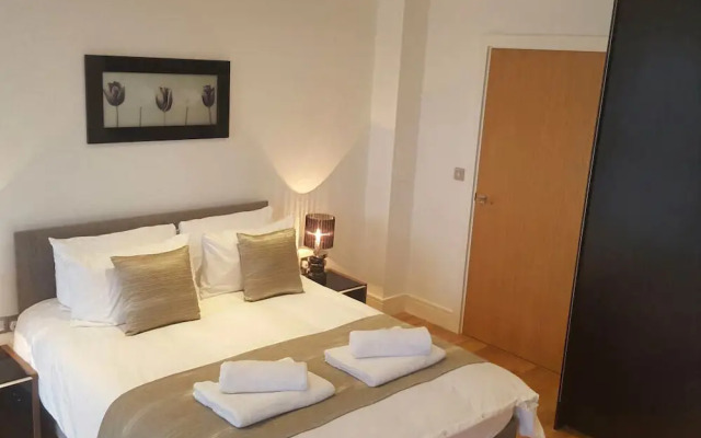 2 Bedroom Apartment on the River Thames