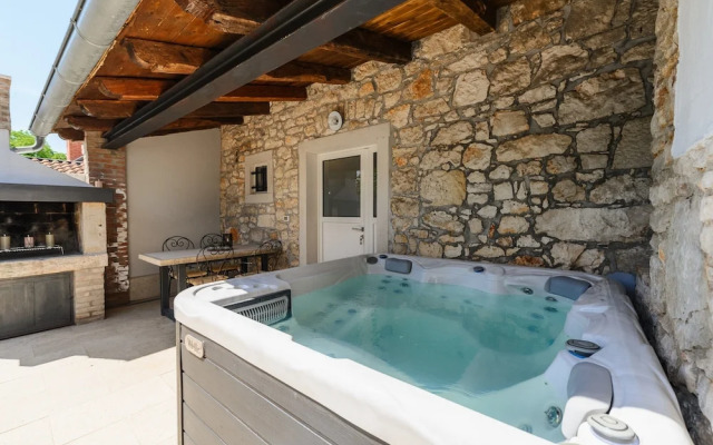 Warm Holiday Home With Terrace