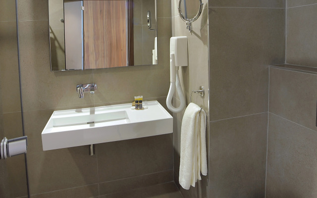 Nelia Beach Hotel & Spa