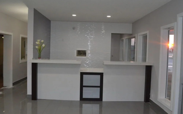 Econo Lodge Inn & Suites