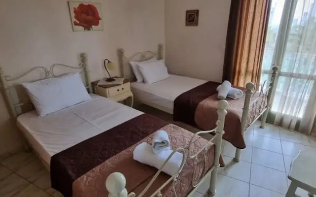 Skyros Luxury Poolside Getaway