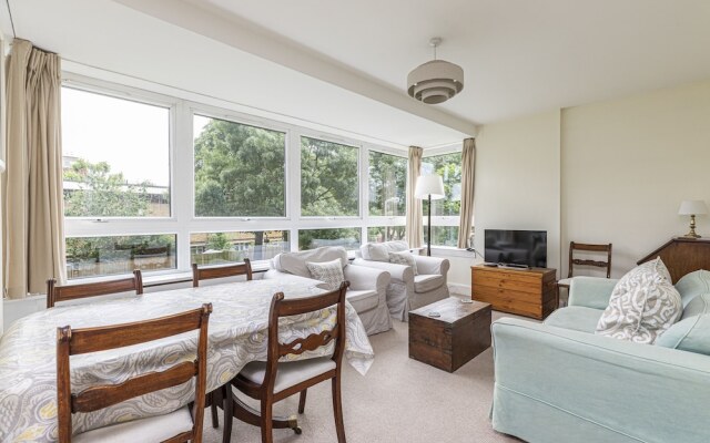 Bright 2 BR Battersea Flat With Great Location