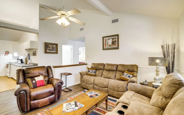 Wine Tours & Antiquing: Townhome Near Dtwn Brenham