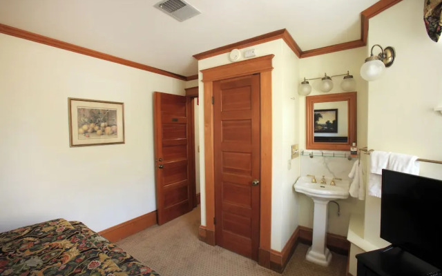 The Charles Pacific Grove - Artfully Designed Inclusive Inn