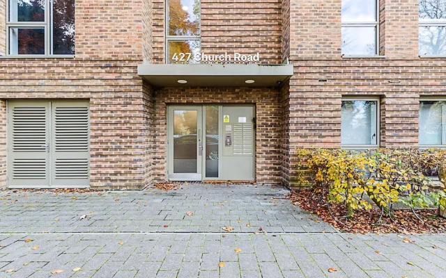 Chic Crystal Palace Flat with Balcony & Workspace