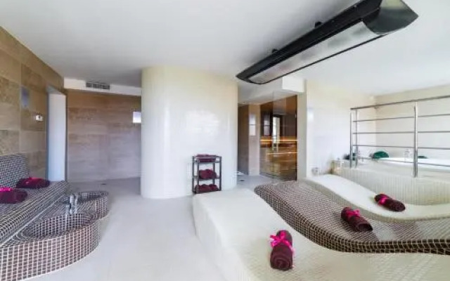 Sanvit Lake Resort & Spa