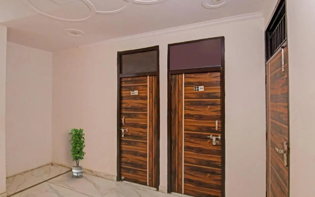 OYO Flagship 70237 Cozy Stay Deluxe