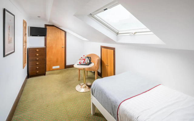 OYO Abbey Hotel, London Shepherd's Bush Market