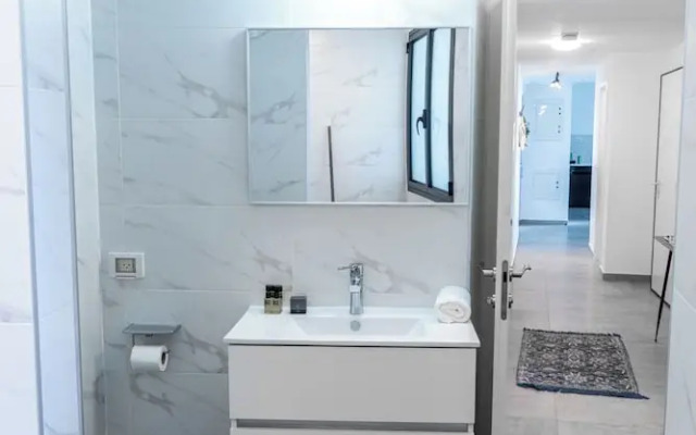 3BR Skyline Retreat on the 24th Floor