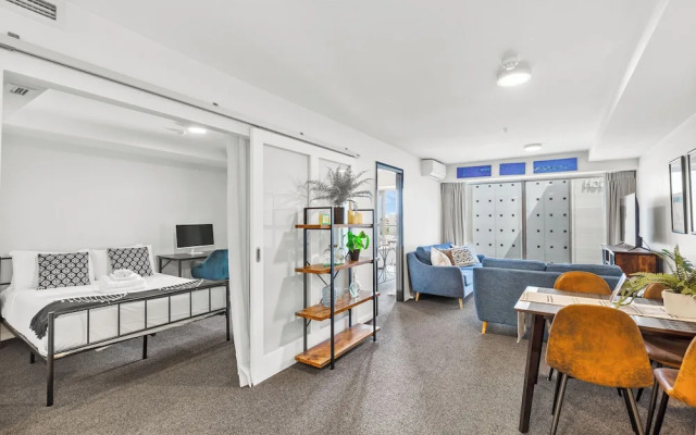 2Br Apt With Balcony & Parking In Prime Spo