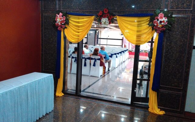 Hotel Raj Vista - Suites & Convention