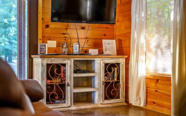 Okehi Pine Cabin With Wood Burning Fireplace and Outdoor Hot Tub by Redawning