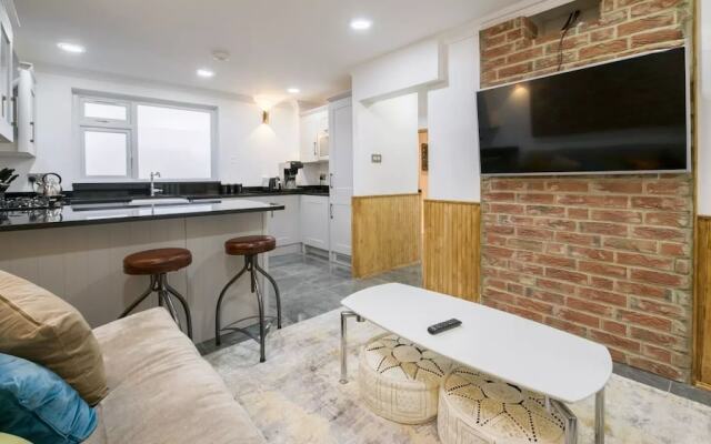 Colorful Apartment near Canary Wharf