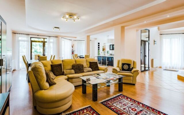 Flora Luxury House