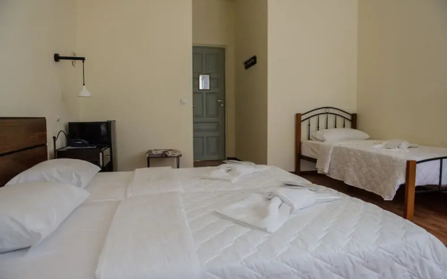 Athinas Street Inn