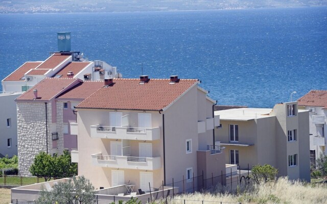 Beautiful Apartment in Podstrana With Wifi