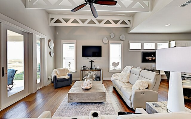 Luxe Waterfront - 3 Br Home