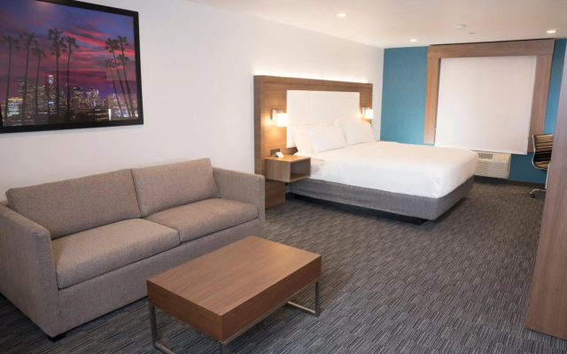 Holiday Inn Express & Suites Hollywood Walk Of Fame