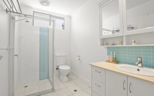 Beachcomber Unit 2 7 Dingle Ave