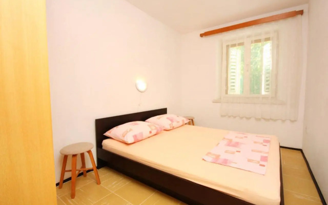 Apartments by the sea Necujam, Solta - 5186