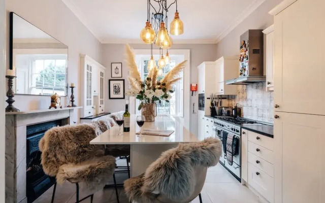 Central Townhouse With Garden Free Parking